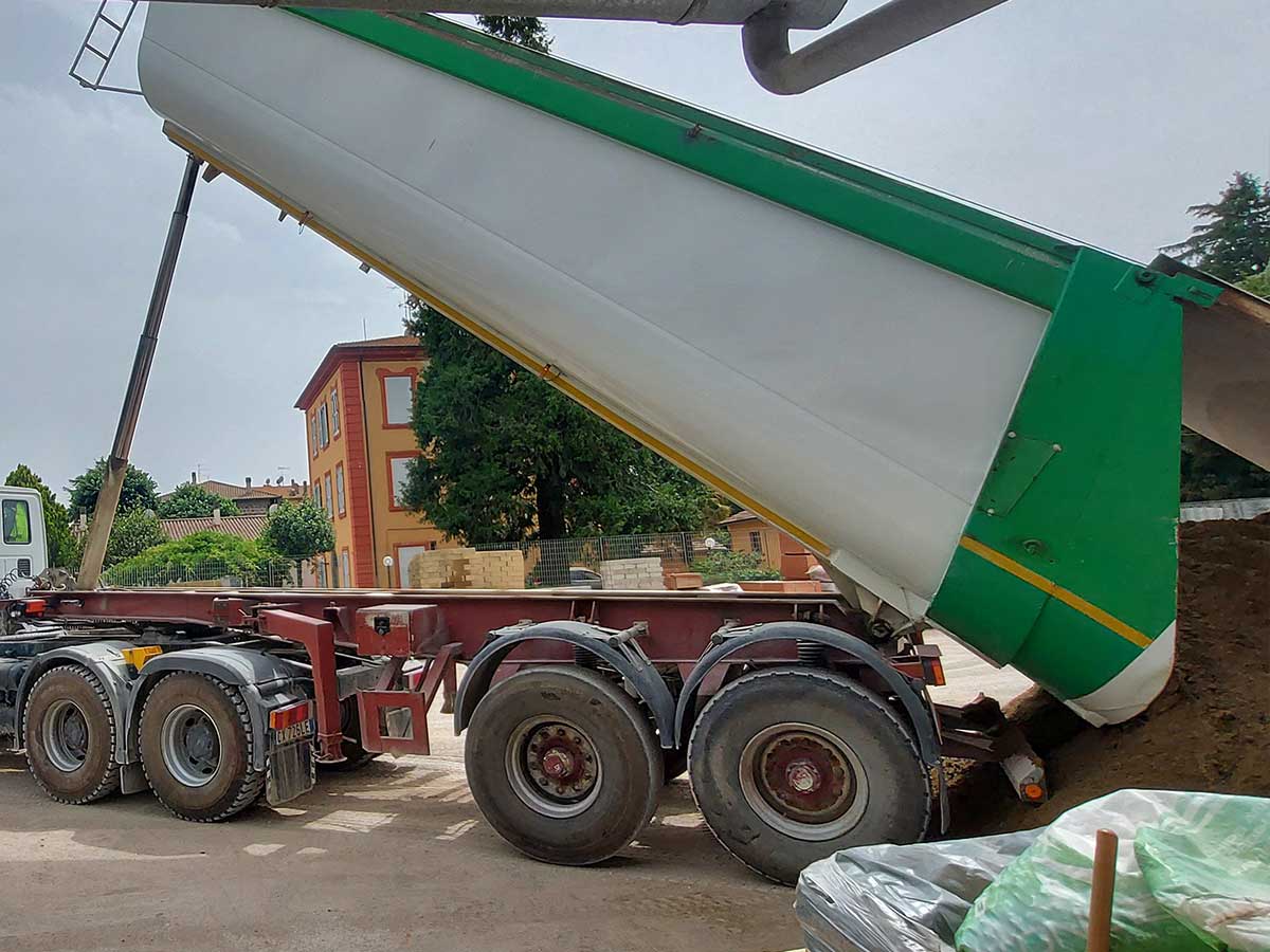 Camion scarico sabbia Eurofer Vetralla